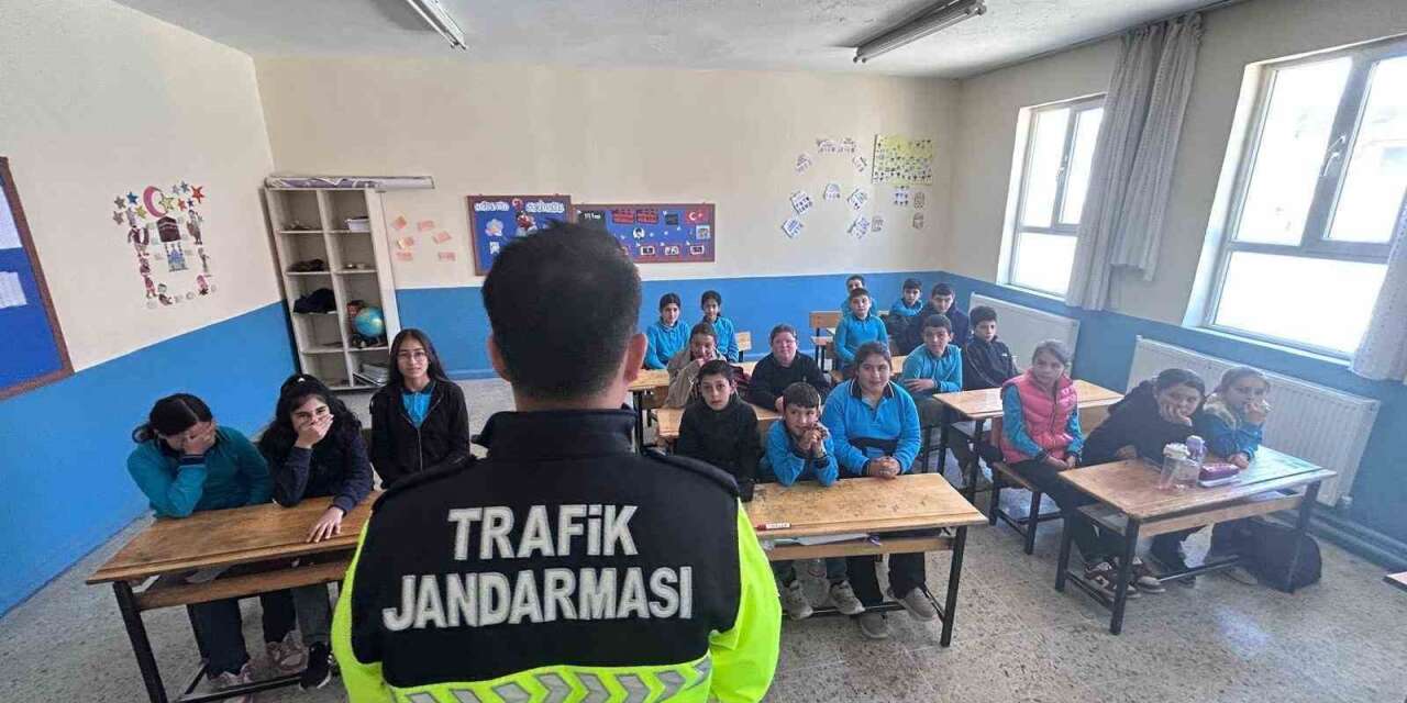 Jandarma öğrencilere trafik eğitimi verdi