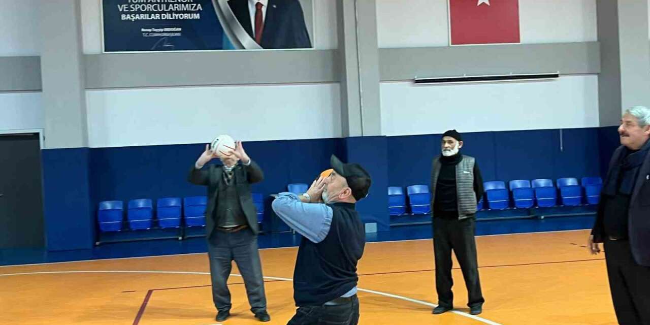 Yıllara meydan okuyup sahaya çıktılar