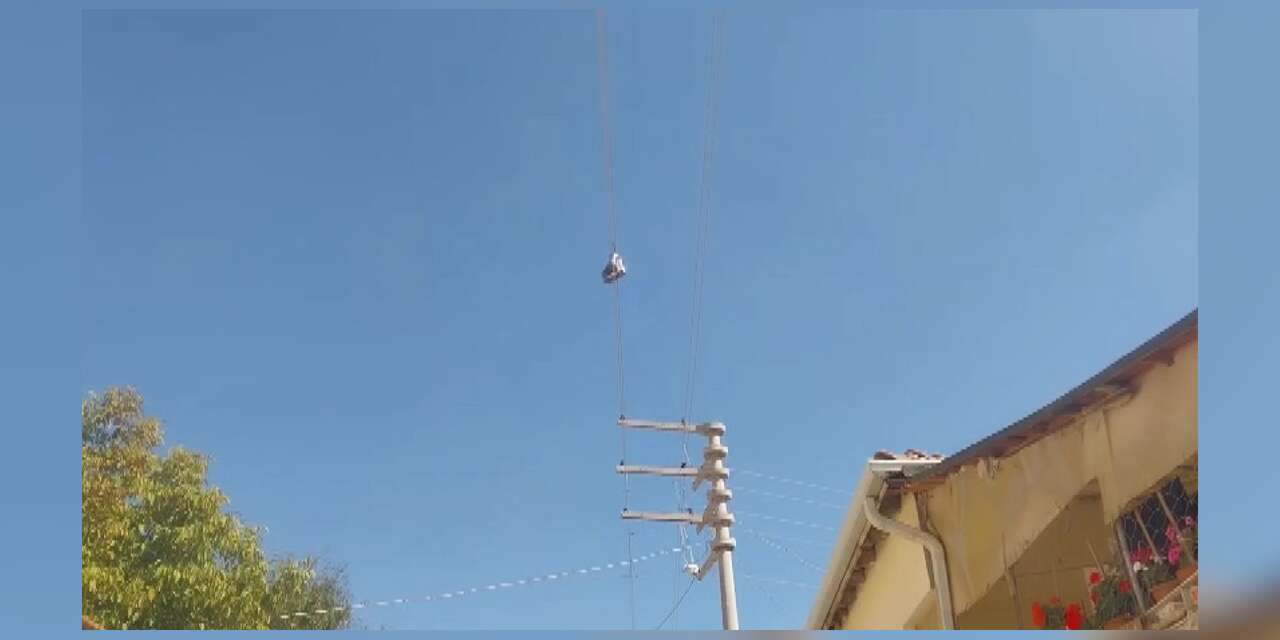 Yıllardır elektrik telinde duran bir çift botun sırrı çözülemiyor