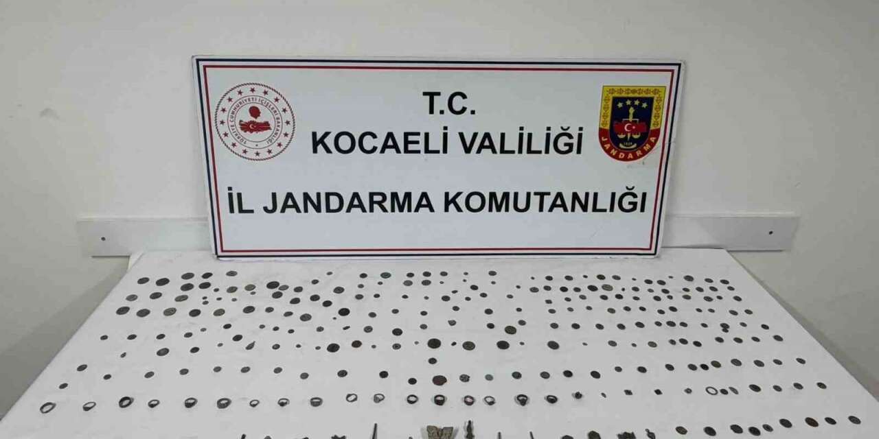 Kocaeli’de araçta 271 tarihi eser ele geçirildi