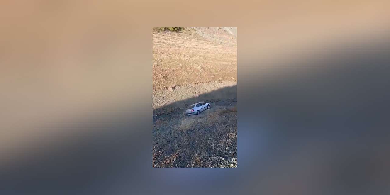 El freni çekilmeyen araç dere yatağına yuvarlandı