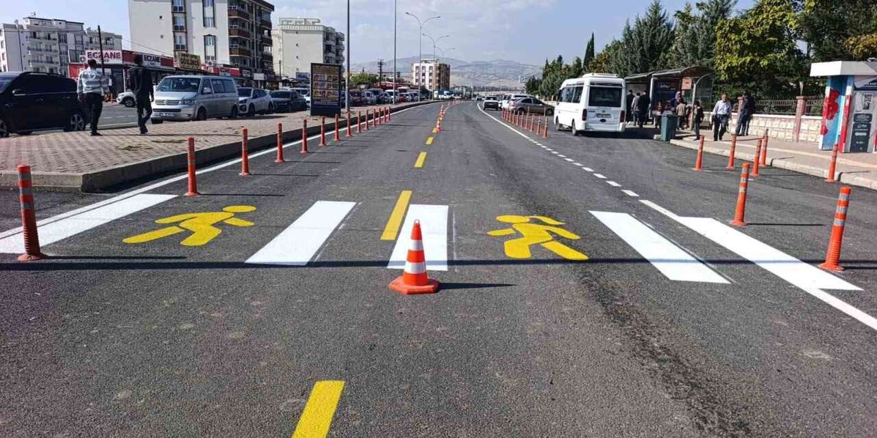 Adıyaman’da asfalt sonrası yol çizgileri trafik güvenliği için yenileniyor