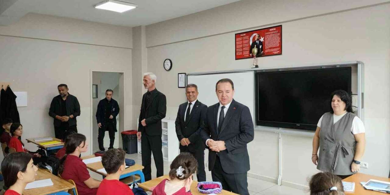 İl Milli Eğitim Müdürü Keskin, öğrencilerle bayrak töreninde buluştu