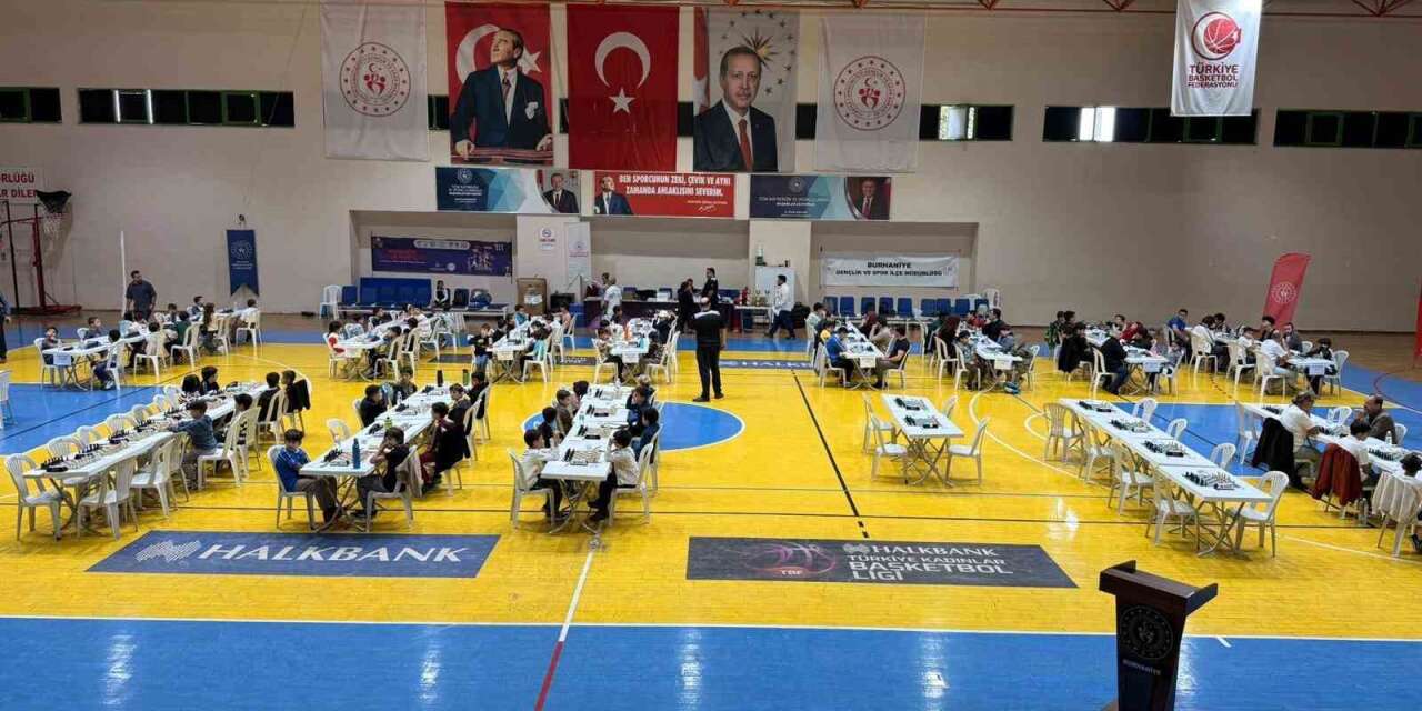 Burhaniye’de Satranç Turnuvasında dereceye girenler ödüllendirildi