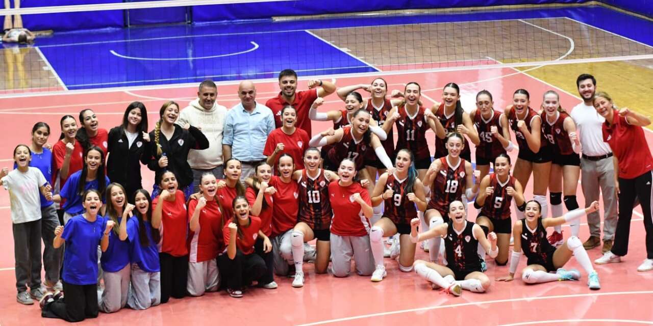 Kadın voleybolculardan muhteşem geri dönüş