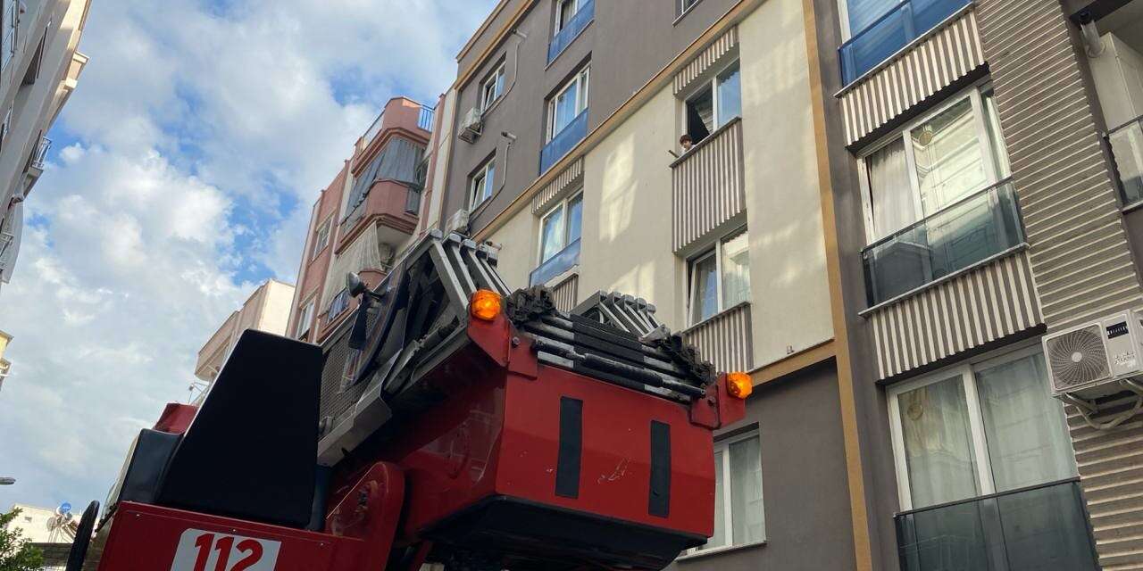 Penceredeki çocuk ekipleri alarma geçirdi