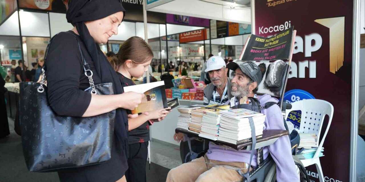 Tek parmağıyla 27 kitap yazdı