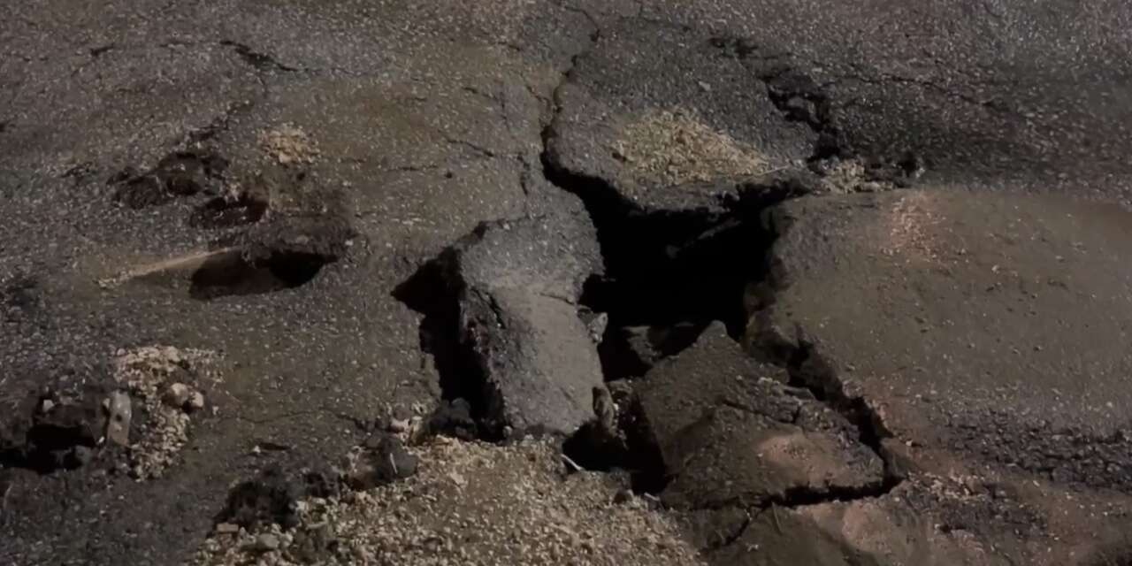 Besni’de şiddetli yağış sonrası yollar çöktü