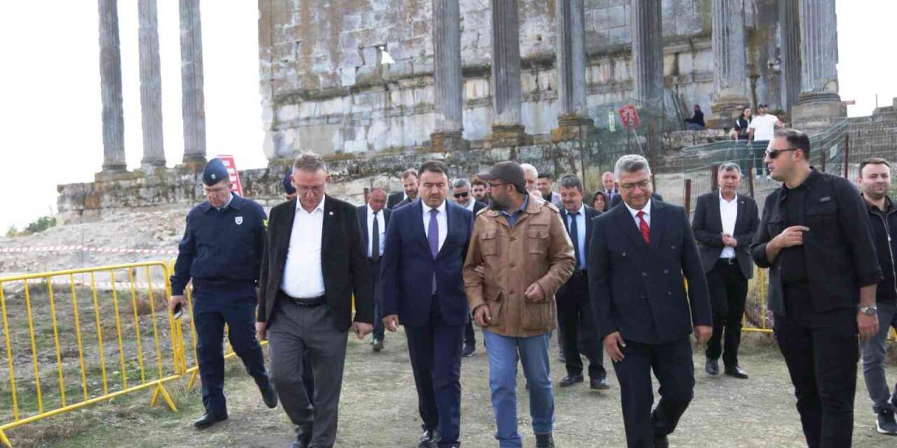 Vali Işın, Aizanoi Antik Kenti’ndeki kazı çalışmalarını inceledi