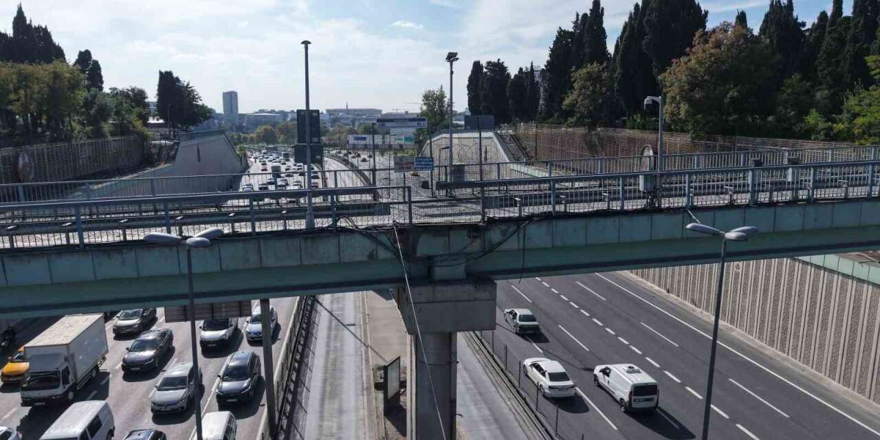 Edirnekapı Metrobüs durağında üst geçit çilesi: Geçici denildi, aylardır kapalı kaldı
