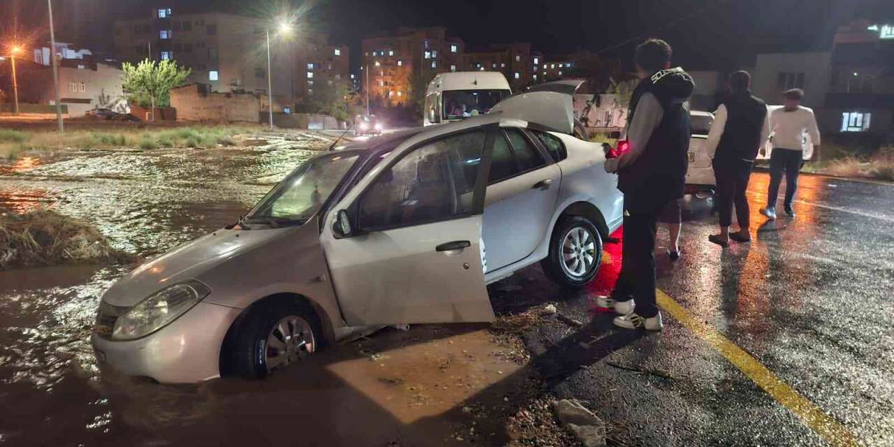 Kahta’da cadde göle döndü, otomobil mahsur kaldı