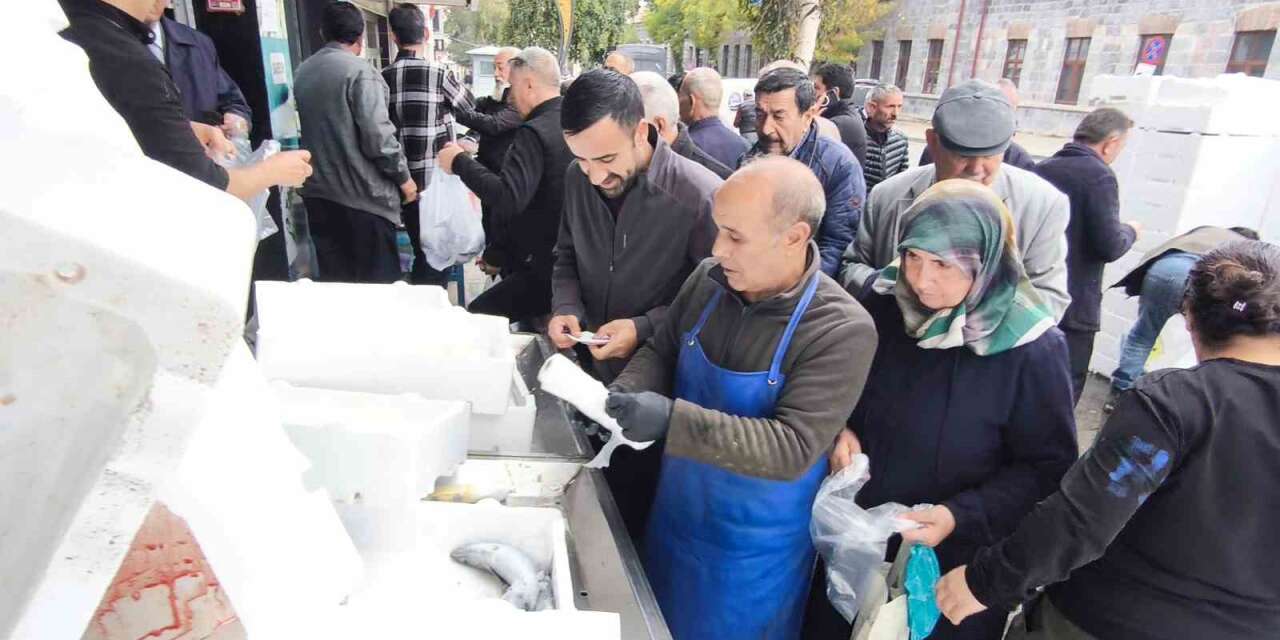Kars’ta palamut yoğunluğu: Tanesi 50 liradan satıldı, balıkçılarda kuyruk oluştu