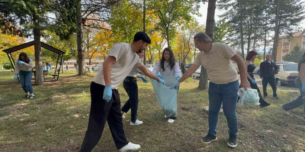 Kastamonu Üniversitesinde öğrenci ve akademisyenler kampüsü temizledi