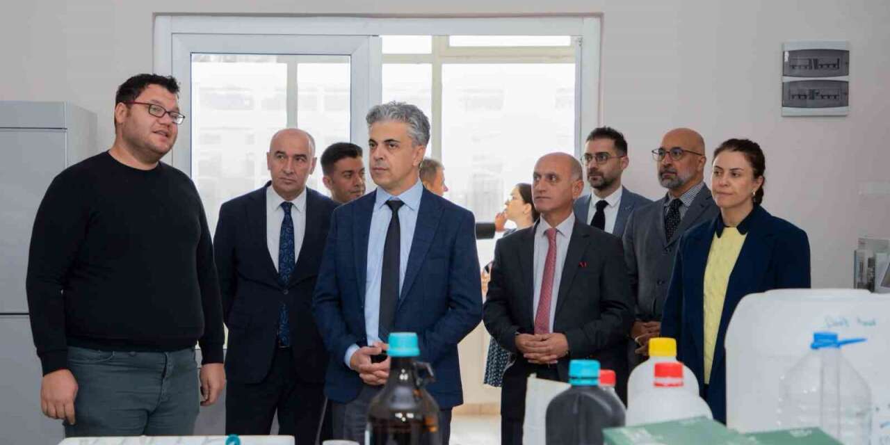 EBYÜ Rektörü Kuyrukluyıldız laboratuvarda incelemelerde bulundu