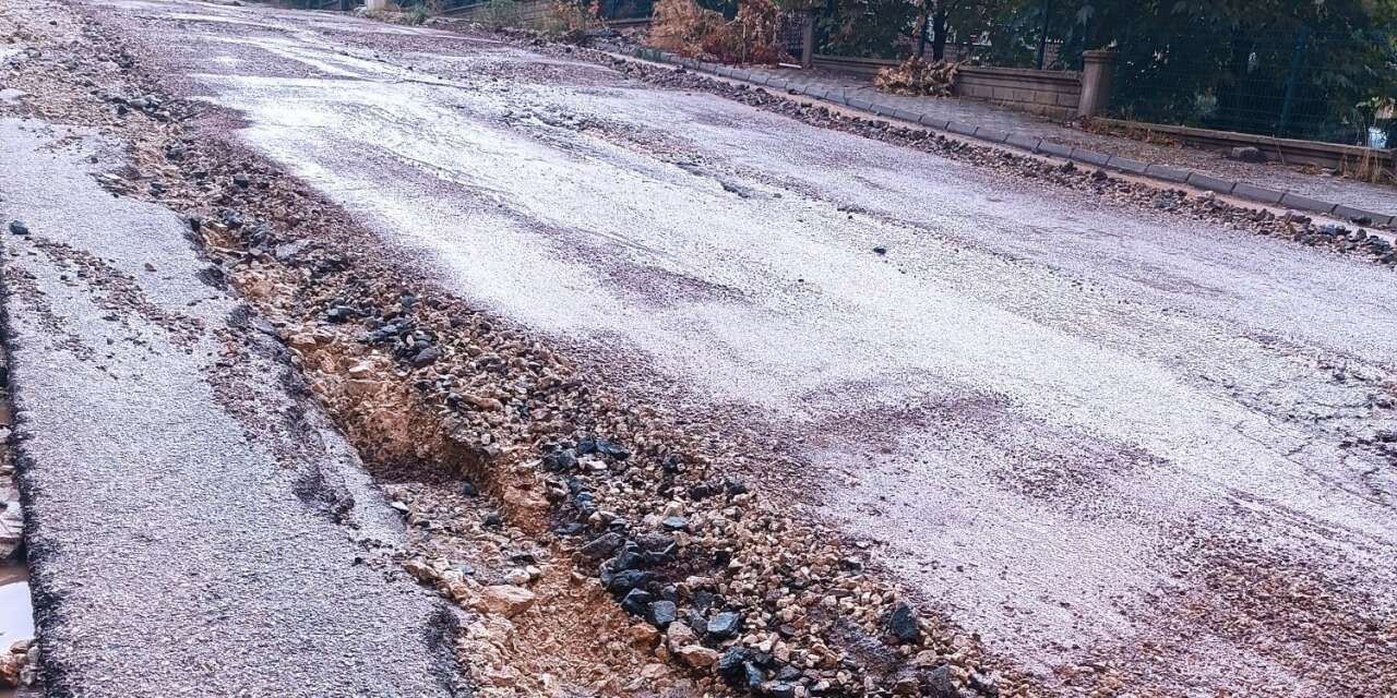 Gölbaşı’nda sel suları karayolunda hasara neden oldu