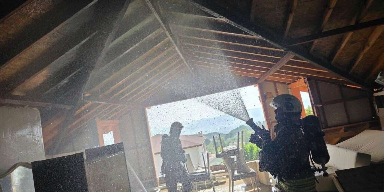 Antakya’da müstakil evin çatısında yangın çıktı