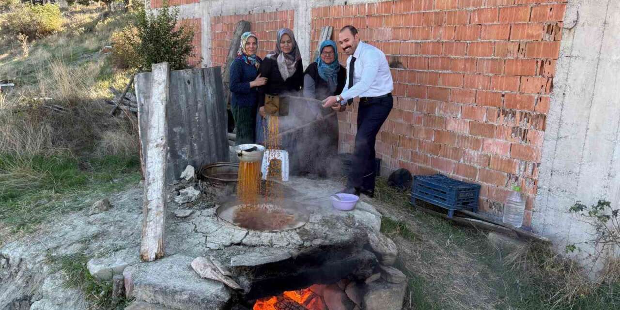 Bolu’da kaymakam ve köylüler birlikte pekmez kaynattı
