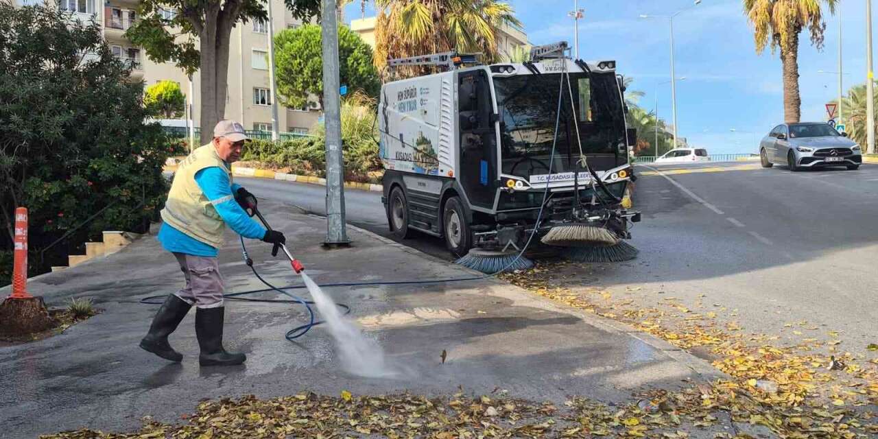 Kuşadası’nda cadde temizliği aralıksız sürüyor