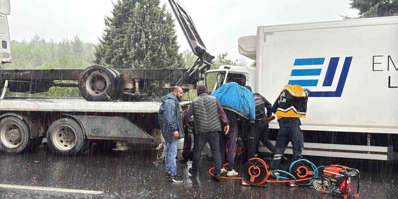 Menteşe’de yağış kazayı beraberinde getirdi, şoför araçta sıkıştı