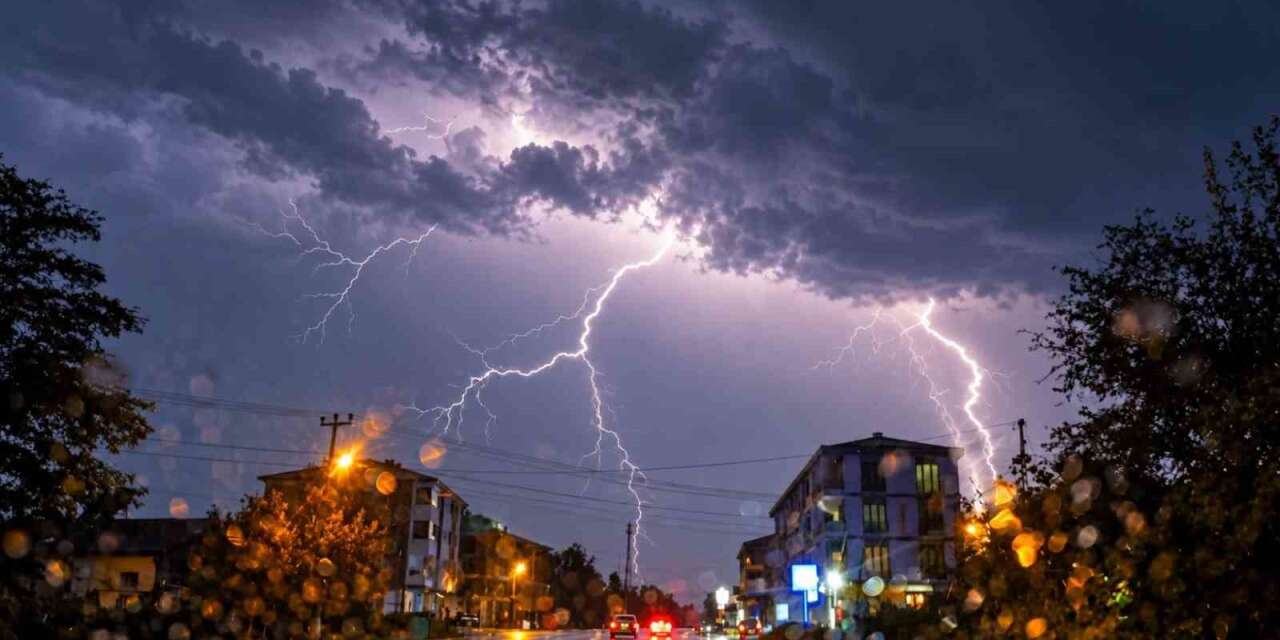 Düzce’de gece yarısı gök gürültülü sağanak yağış başladı