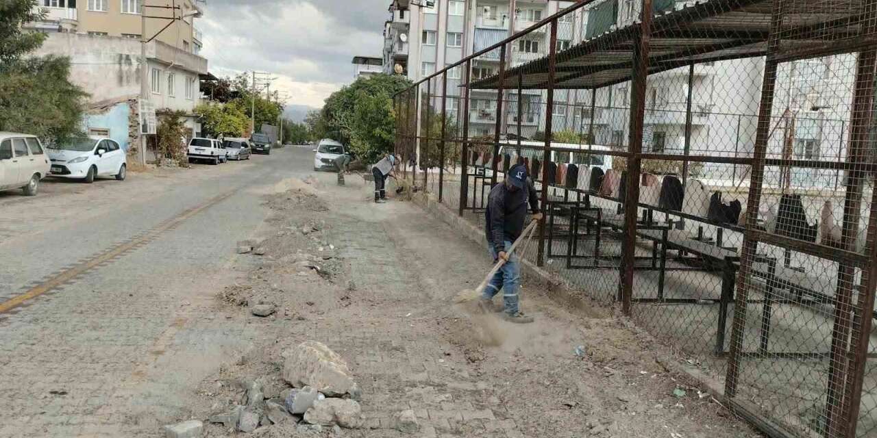 Koçarlı’da yol bakım ve çevre düzenleme çalışmaları sürüyor