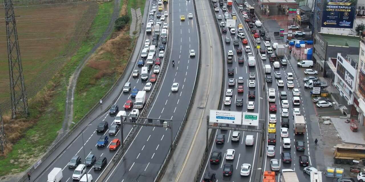 İstanbul’da yoğun trafik oluştu sürücüler ilerlemekte güçlük çekti