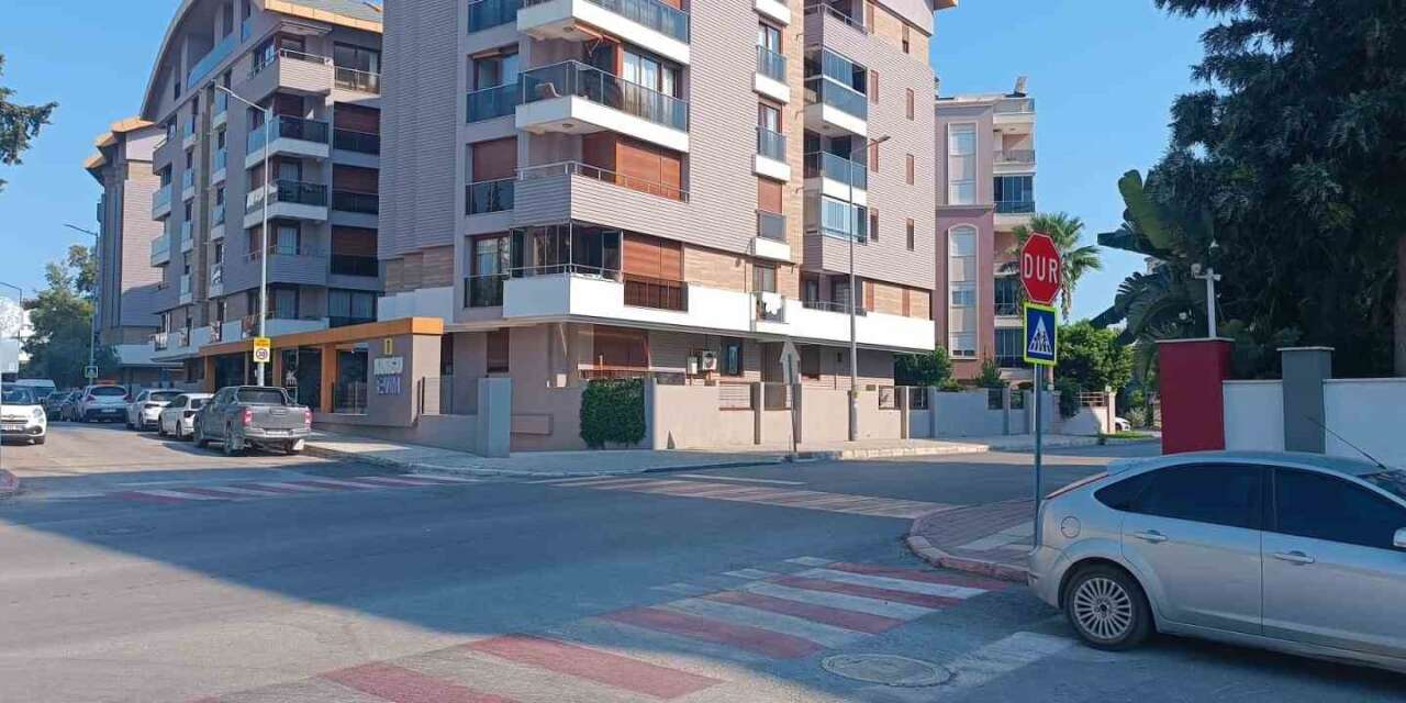 Okul servisinden indi, yolun karşısına geçerken başka servisin çarpmasıyla hastanelik oldu
