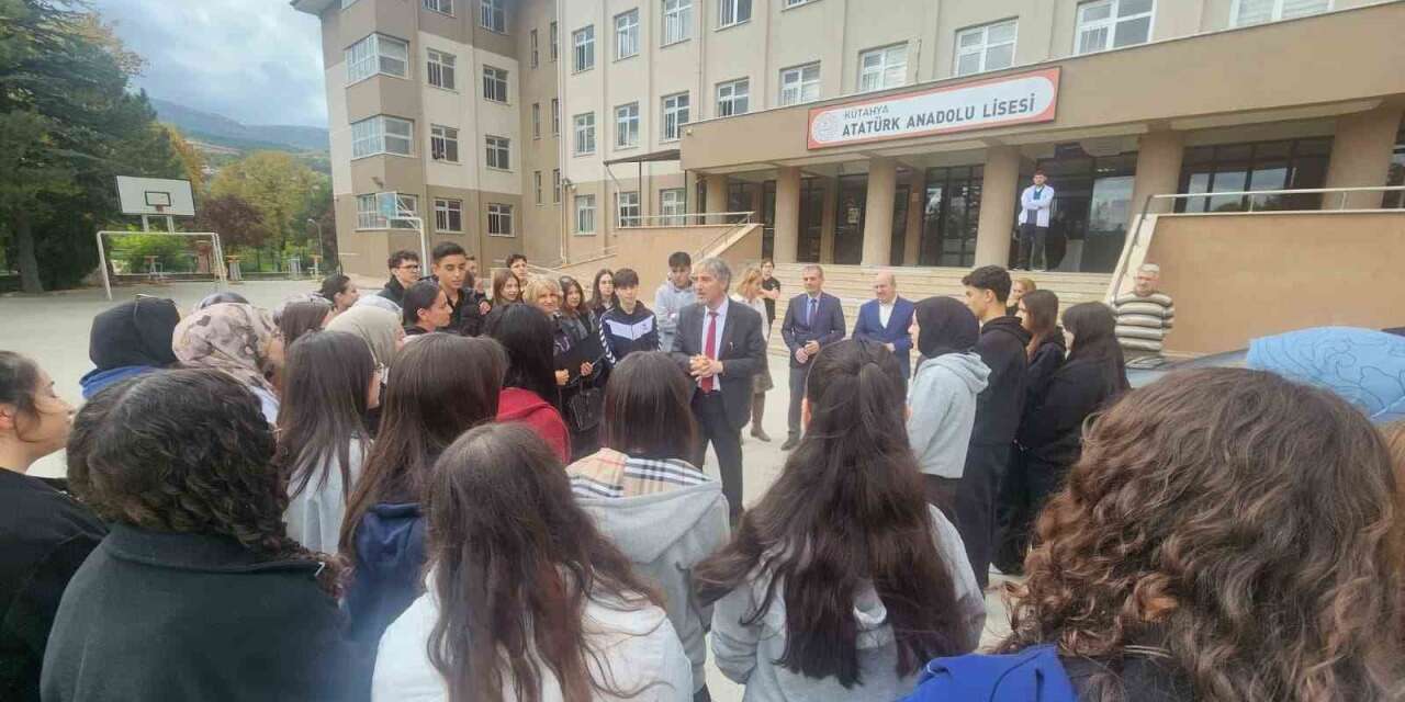 Müdür Yılmaz’dan öğrencilere "akımlara kapılmayın" uyarısı