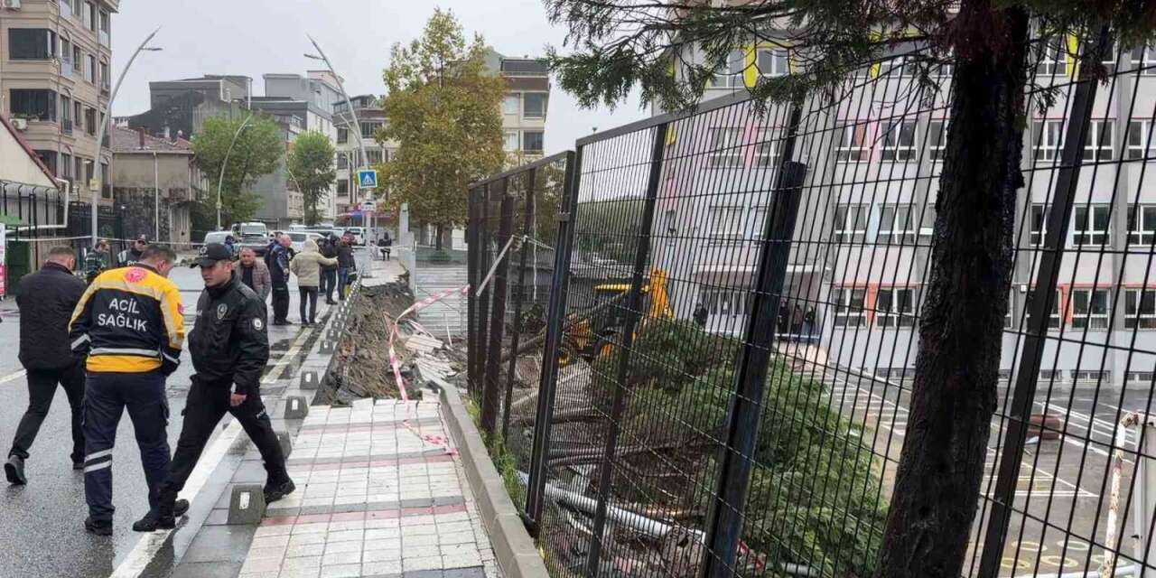 Sultangazi’de sağanak yağış nedeniyle okulun istinat duvarı çöktü