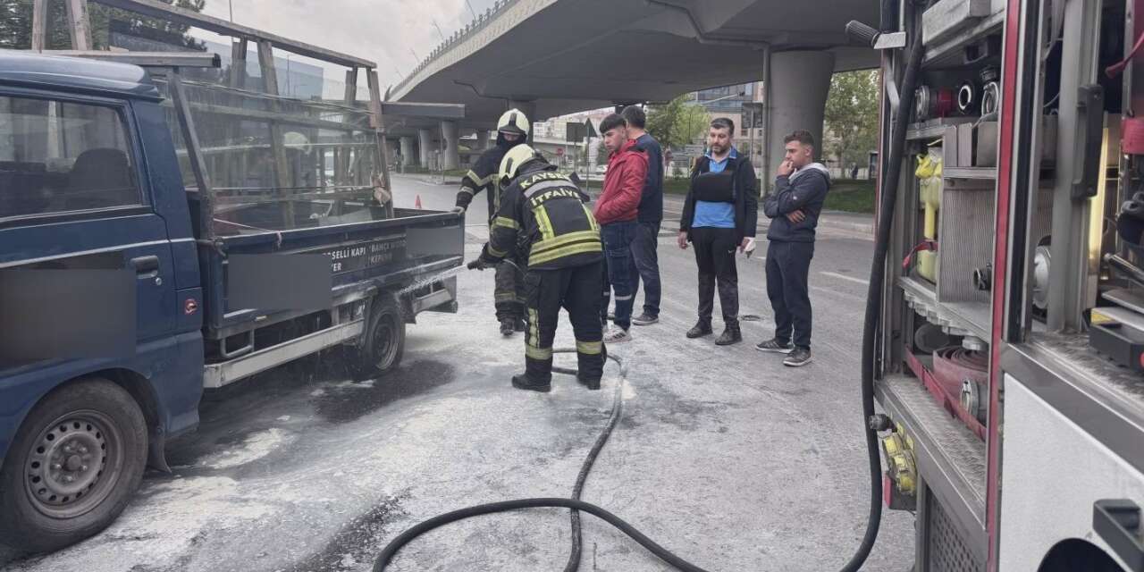 Seyir halindeki kamyonetin lastiği yandı