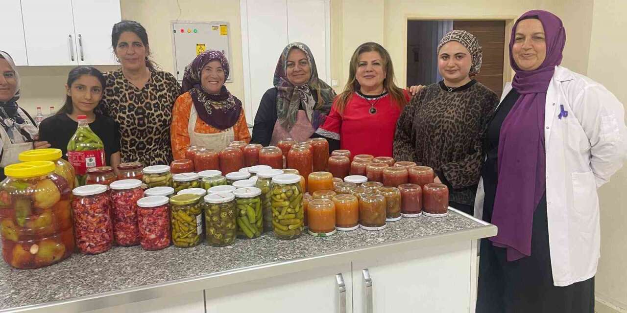 Kadınlar kışlık hazırlıklarını dayanışmayla yaptı