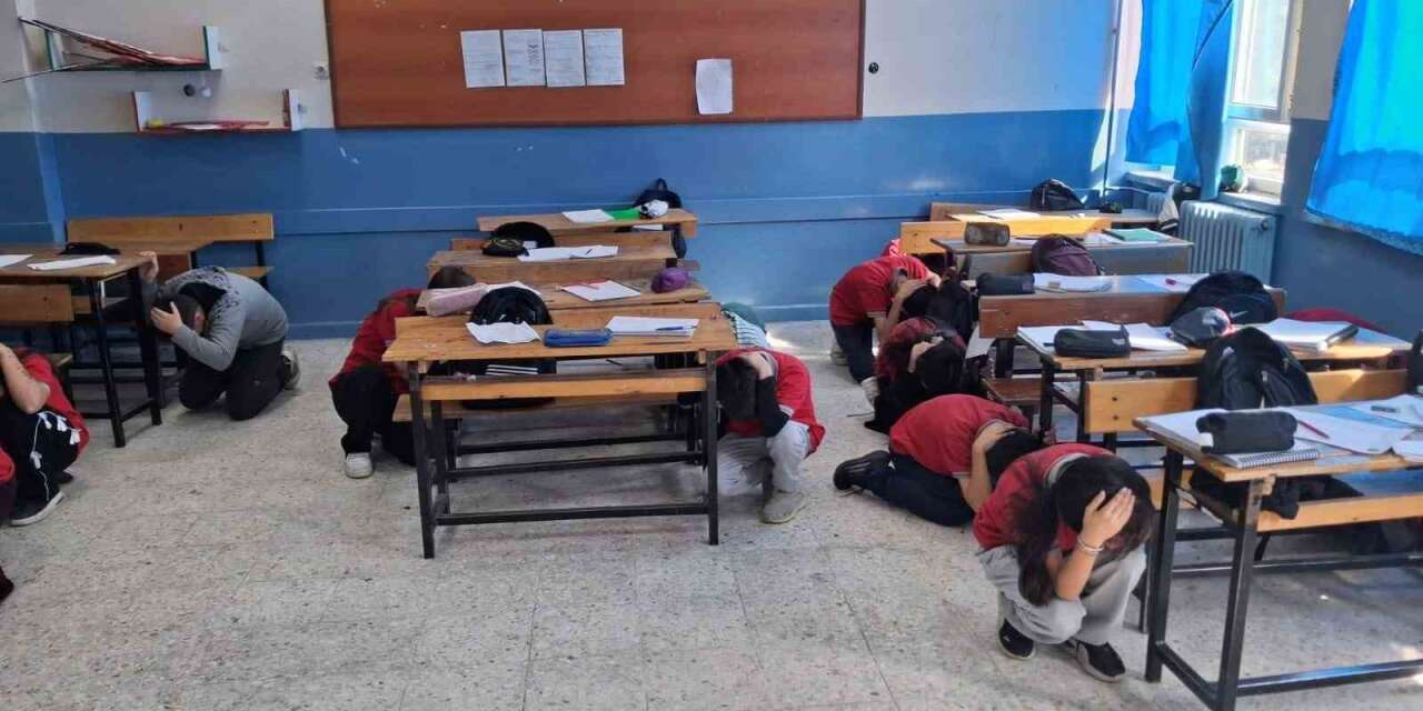 Öğrenciler depreme ’Çök-kapan-tutun" ile hazırlandı
