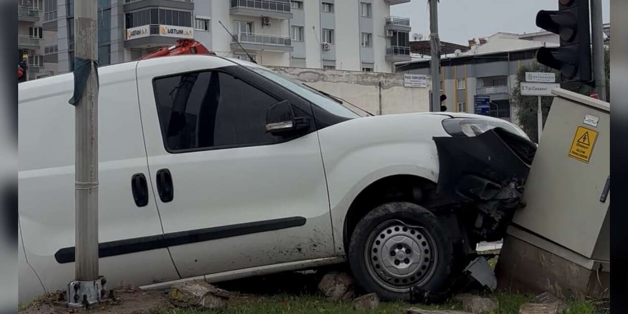 Direksiyon hakimiyetini kaybeden araç yoldan çıtı