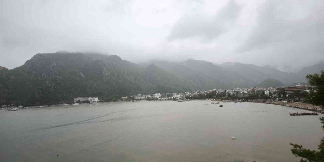 Marmaris’te denizin rengi kahverengiye dönüştü