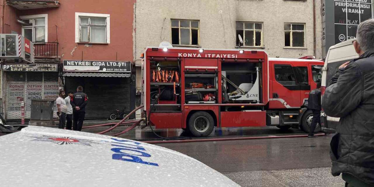 Konya’da apartmanın birinci katında çıkan yangın korkuttu