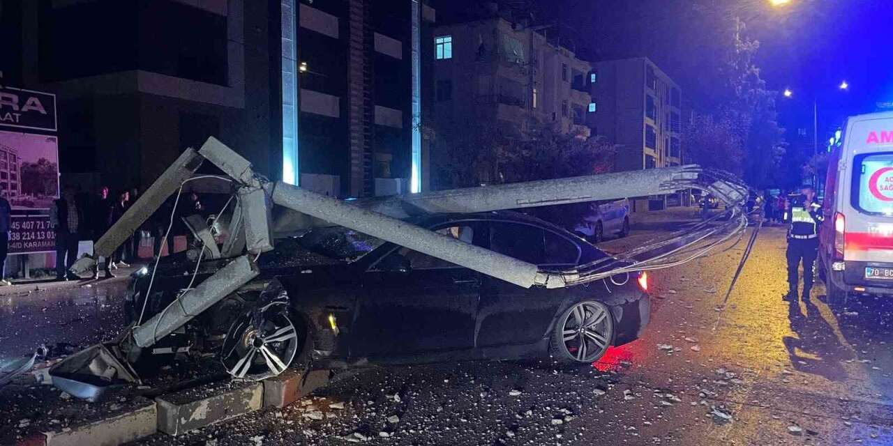 Karaman’da otomobil refüjdeki direği devirdi: 2 yaralı