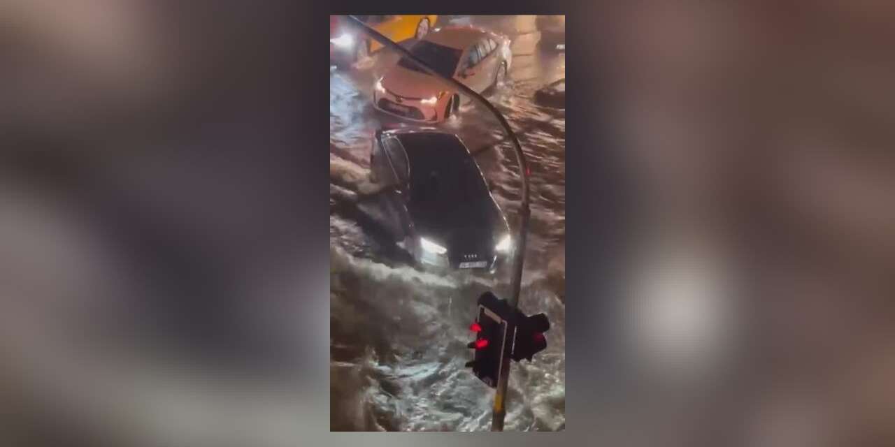 Maltepe’de yollar göle döndü, araçlar güçlükle ilerledi