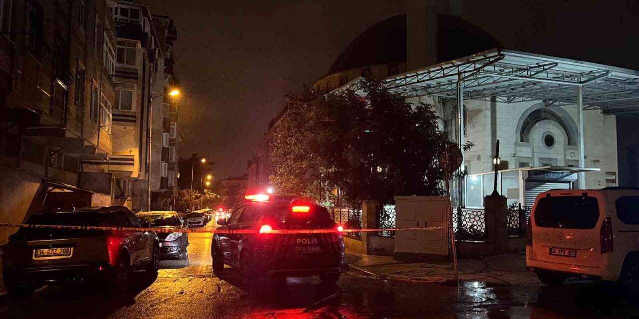 Küçükçekmece’de yağış sonrası minareden kurşun levhalar düştü, sokak trafiğe kapatıldı