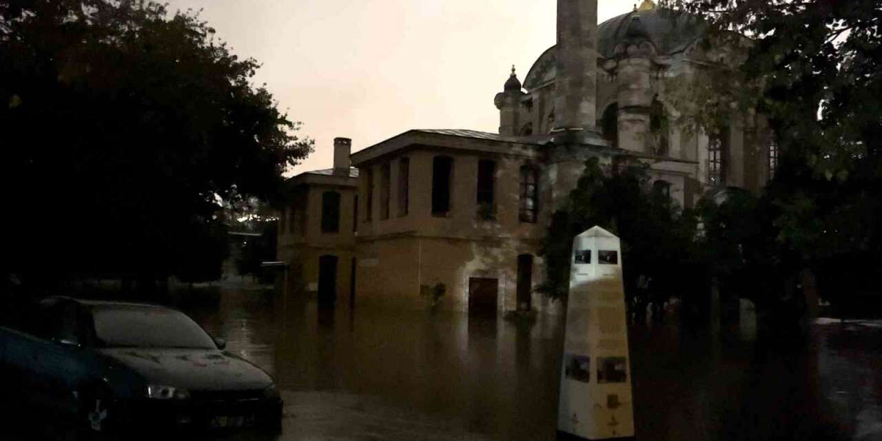 Tarihi Sadabat Camisi ve Sedef Atölyesi sular altında kaldı
