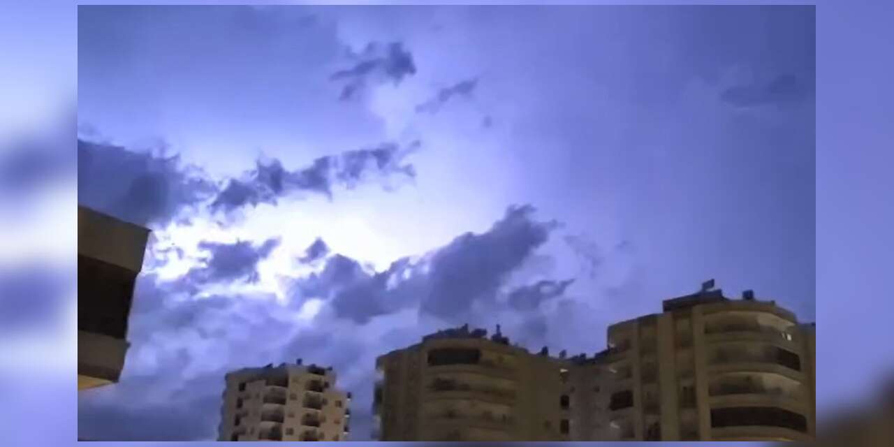 Mersin’de şimşekler geceyi gündüze çevirdi