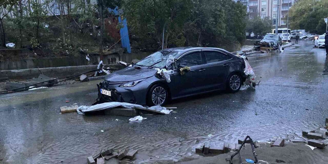 Selin vurduğu Ayazağa’da hasar, gün ağarınca ortaya çıktı