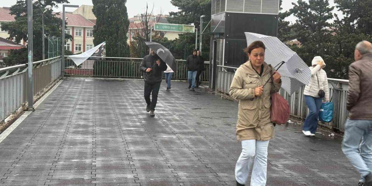 İstanbul’da trafik yoğunluğu oluştu, işe gitmek isteyen vatandaşlar zor anlar yaşadı