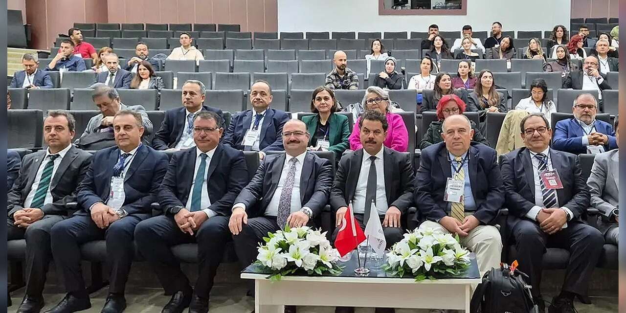 Rektör Hacımüftüoğlu, 6. uluslararası aşı bilimi kongresine katıldı
