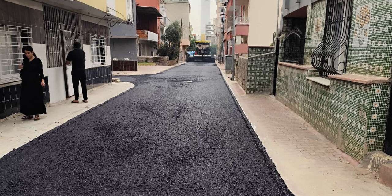 Akdeniz’de sokaklar sıcak asfaltla yenileniyor