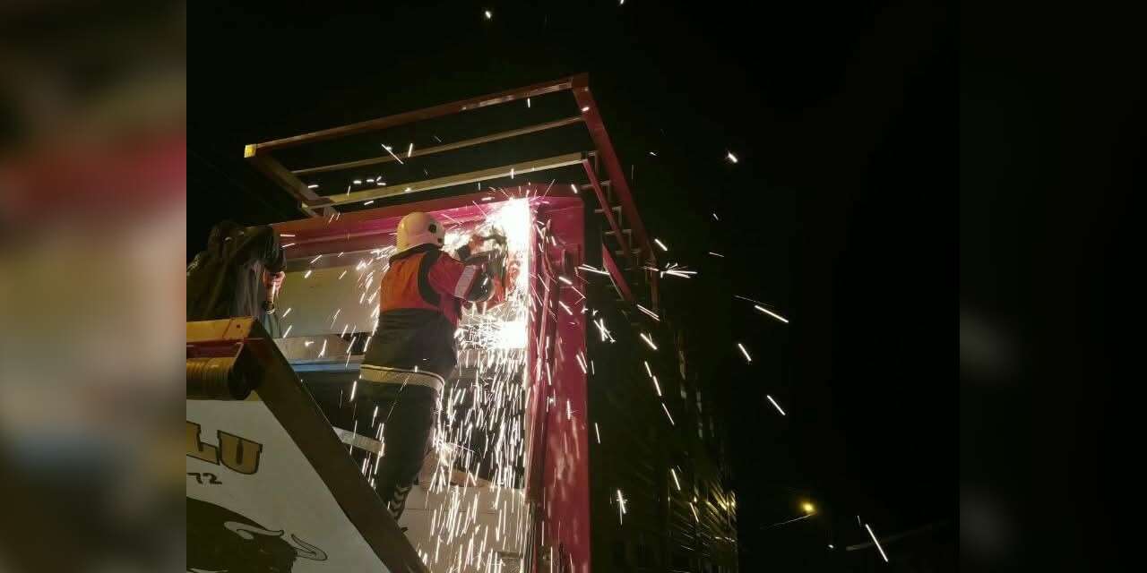 Tırın dorsesinde sıkışan 40 keçi kurtarıldı