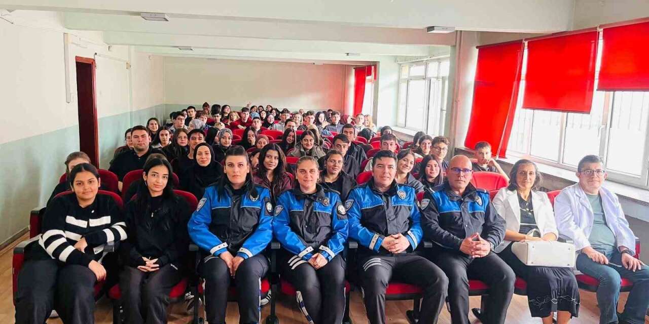 Polisten öğrencilere yönelik güvenlik ve bilinçlendirme eğitimi