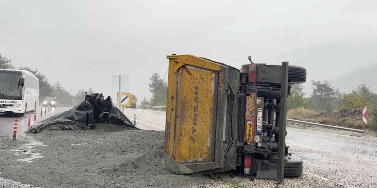 Kastamonu’da devrilen hafriyat kamyonunun sürücüsü yaralandı