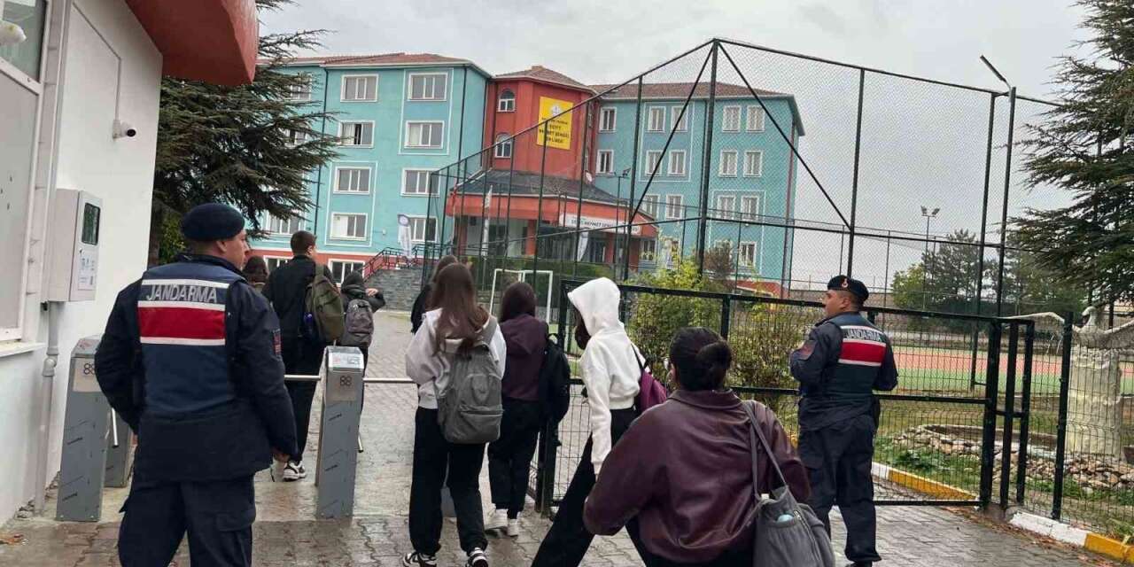 Eskişehir’de jandarmadan okul çevreleri ve servislere yönelik denetim