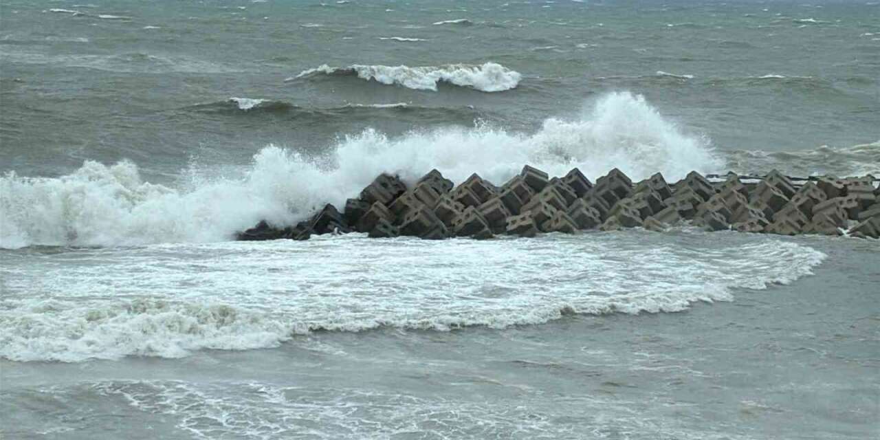 Karadeniz yükselmeye başladı balıkçılar barınağa sığındı