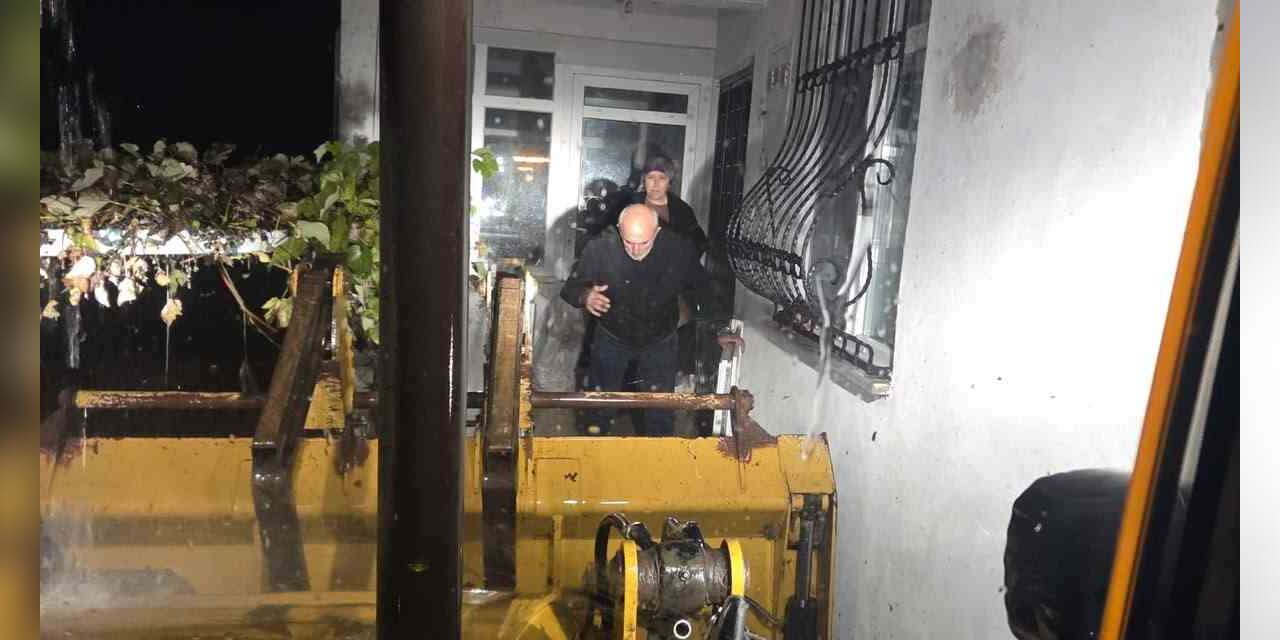 Sel suları evi kuşattı: Yaşlı çift kepçeyle kurtarıldı, 30 koyun için seferber olundu